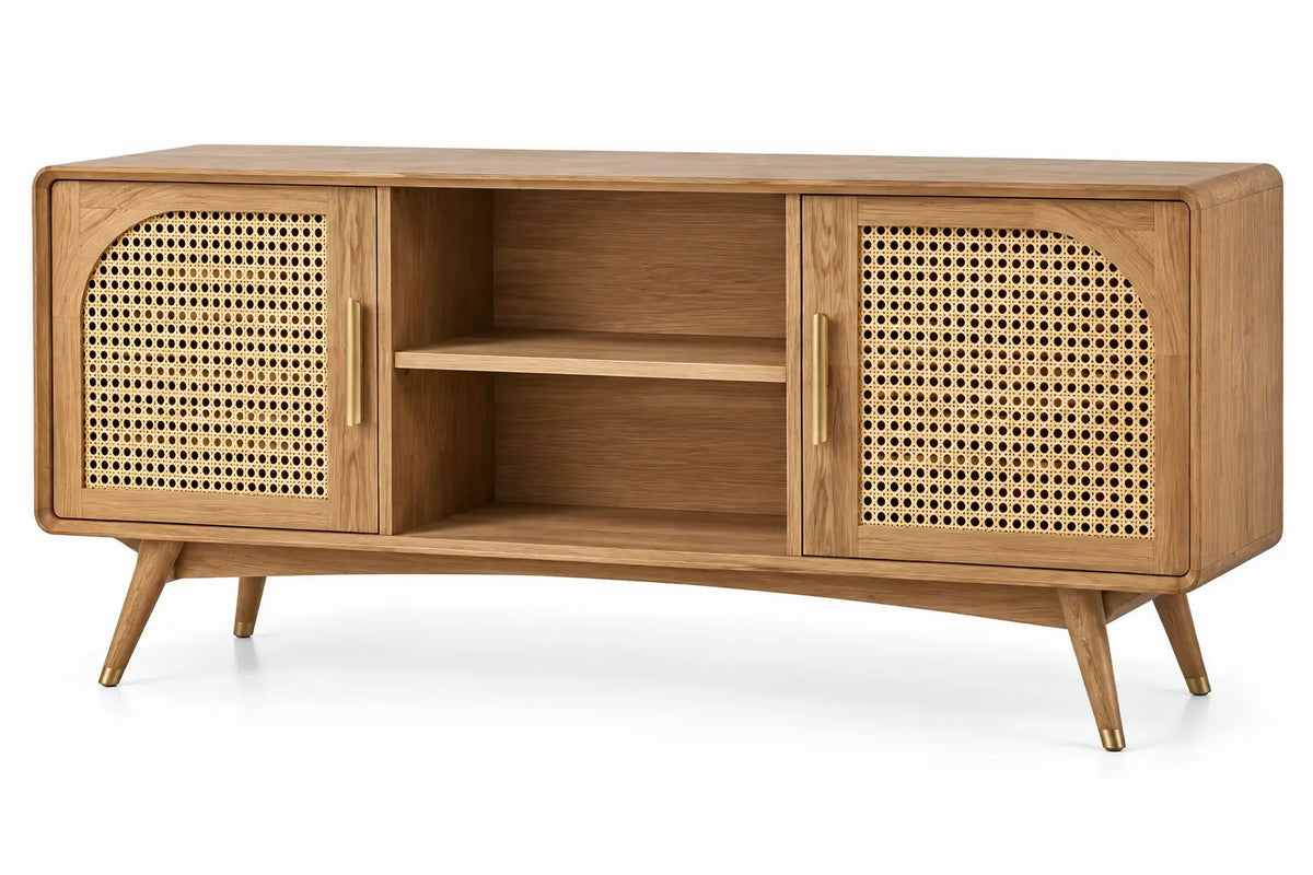 Mueble bajo para televisión con detalles de entramado y estantes, marrón