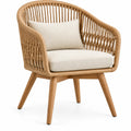 Sillón con estructura abierta con detalles de líneas verticales, beige y marrón